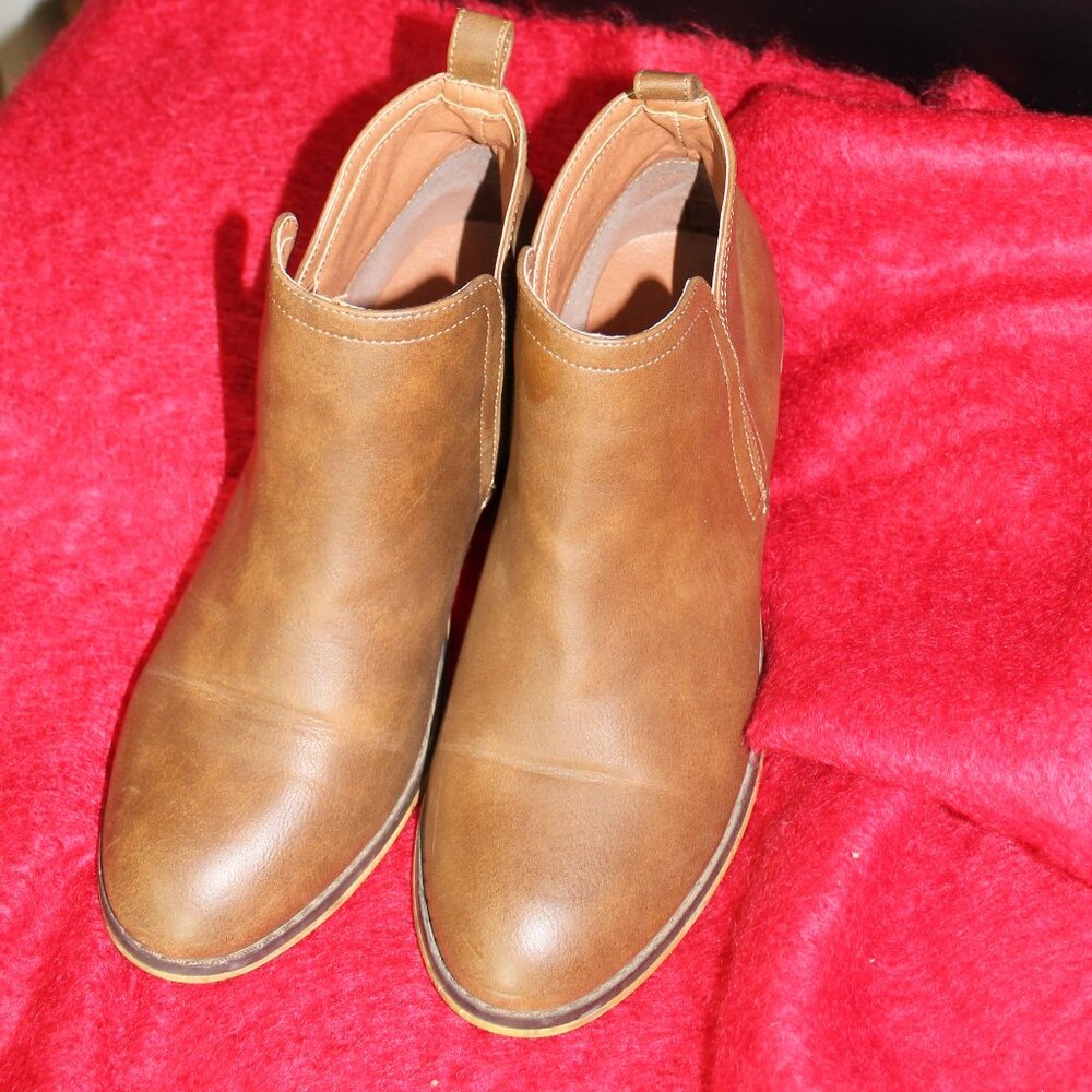 Harlow Brown ankle booties small heals  size 9